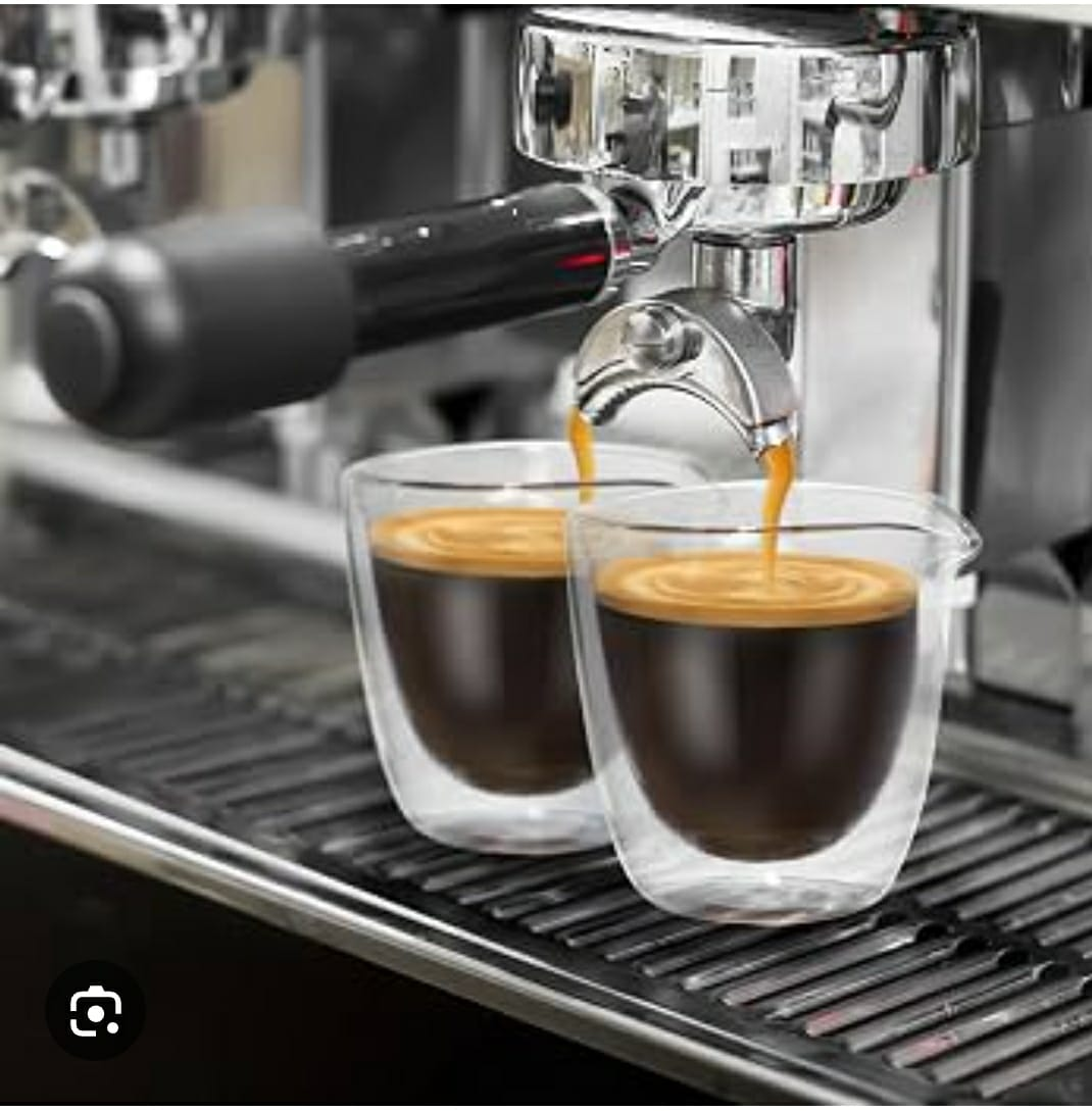 Espresso makinesinden iki cam bardağa akan kahve